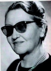 dos hombres junto a un muro